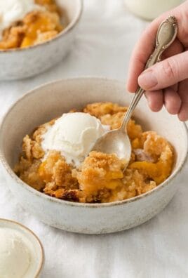 4 Ingredient Peach Cobbler with Canned Peaches for Quick Desserts